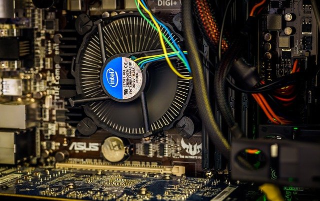 základní deska s procesorem a ventilátorem