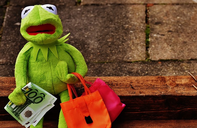 nakupující žába