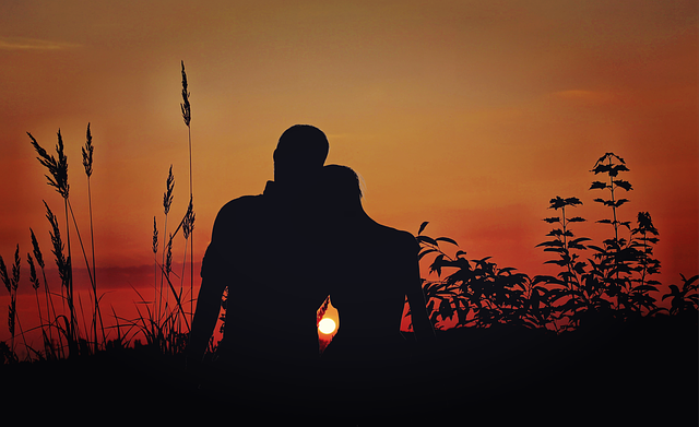 ona a on se objímají při západu slunce, romantika.png