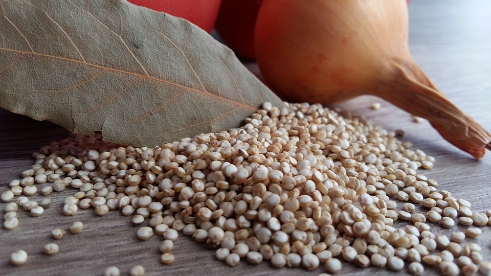 quinoa s cibulkou